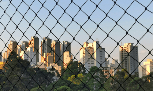 varanda com rede de proteção no Rio de Janeiro